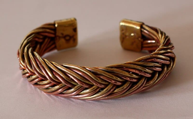 Who should wear copper kada​?